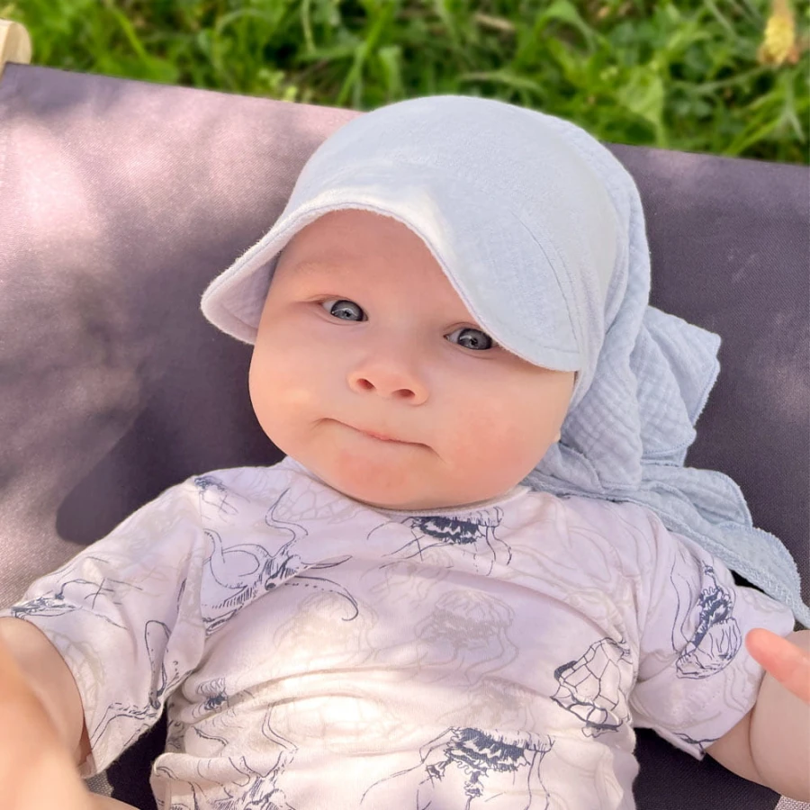 Muslin hat with elastic light blue