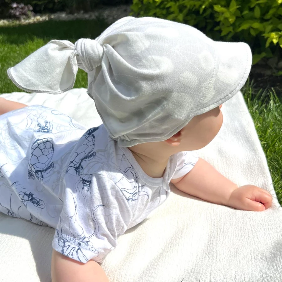 Bamboo hat with elastic gray