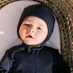 Tmavě modrá kojenecká čepička se šňůrkou z merino vlny