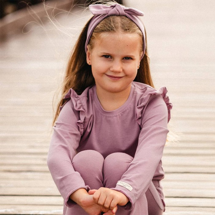 Lila bavlněná halenka s volánky na ramenou