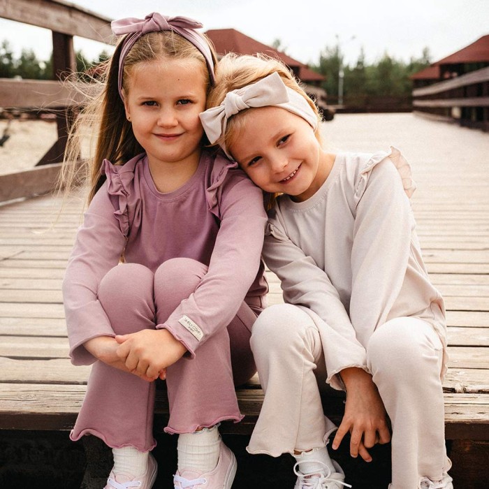 Lila bavlněná halenka s volánky na ramenou