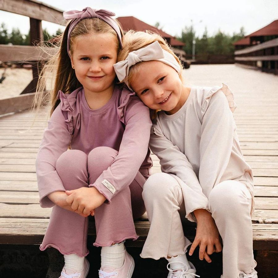 Lila bavlněná halenka s volánky na ramenou