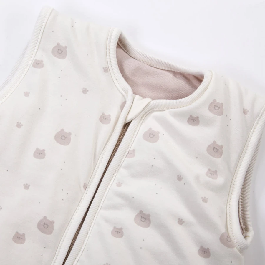 Ecru baby sleeping bag with teddy bear print