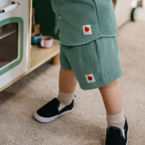 Dětské mušelínové šortky zelené s jablkem