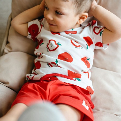 Dětské červené kraťasy s jablkem