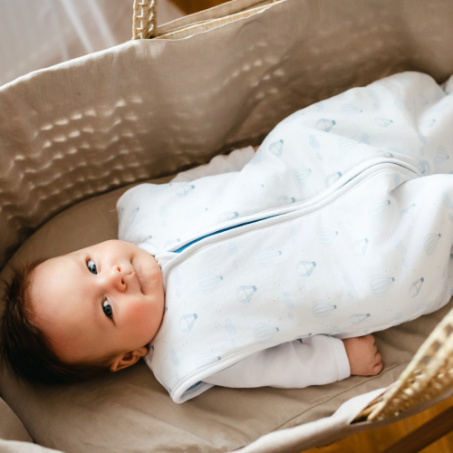 Bílý kojenecký spací pytel s motivem balónků