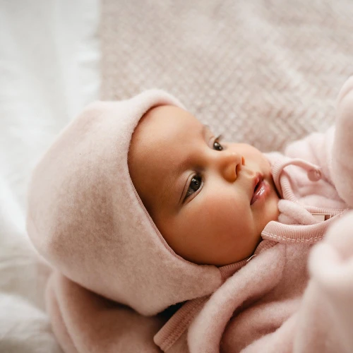 Růžová merino kojenecká čepice na zavazování