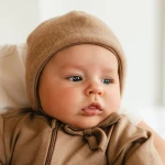 Karamelová merino zavazovací čepice