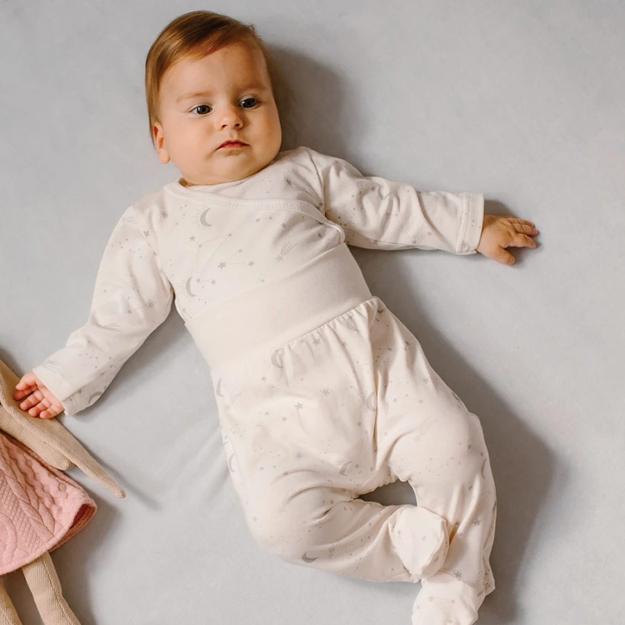 Baby set: bodysuit, footed pants, hat and ecru sleepsuit with stars