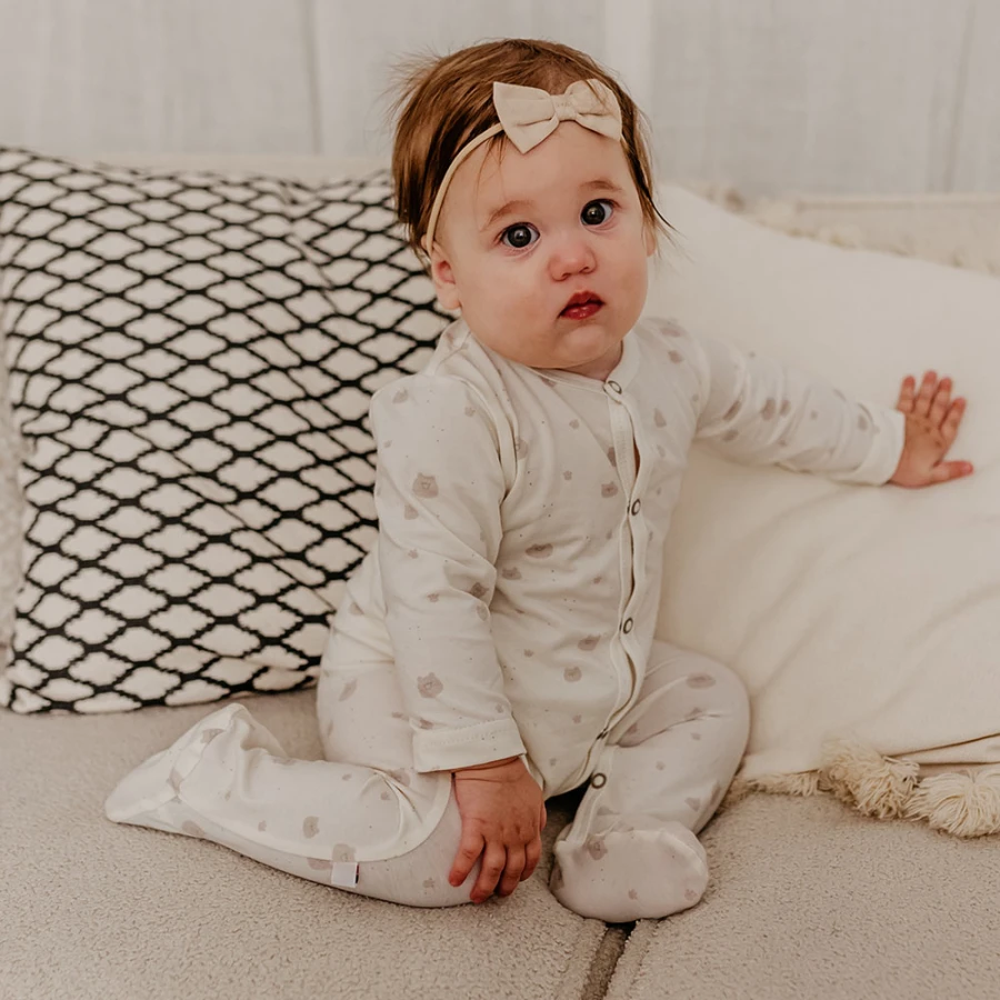 Baby set: bodysuit, footed pants, hat and ecru sleepsuit with teddy bears