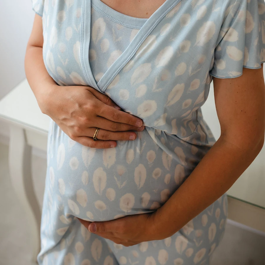 Světle modrá bambusová těhotenská košile s motivem peříček EMILY