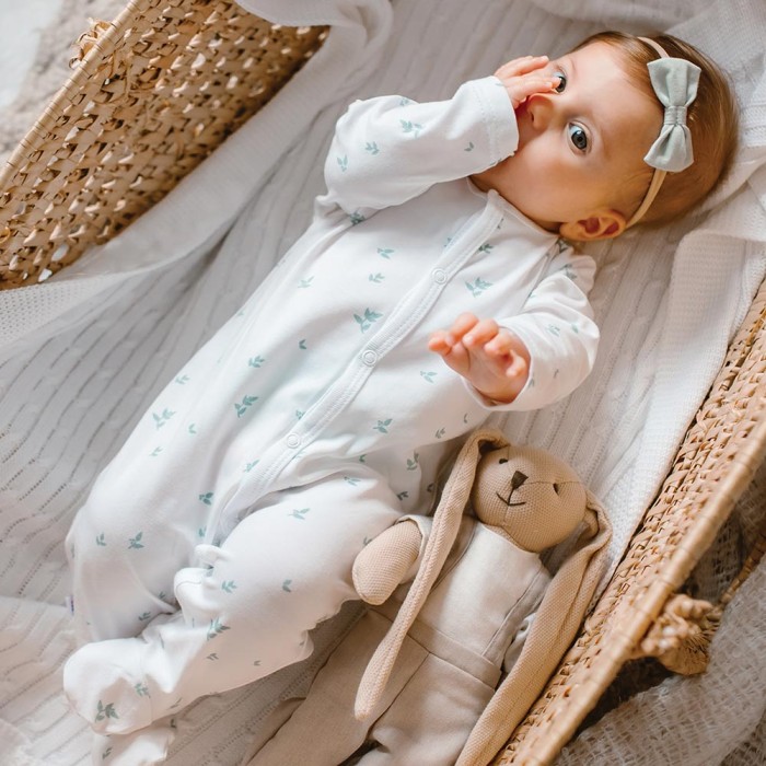 Baby sleepsuit with leaves pattern white