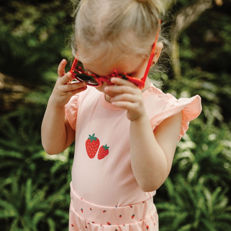 Body dziecięce na ramiączkach koralowe z truskawkami