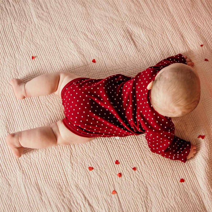 Kojenecké zavinovací body bordó s bílými srdíčky