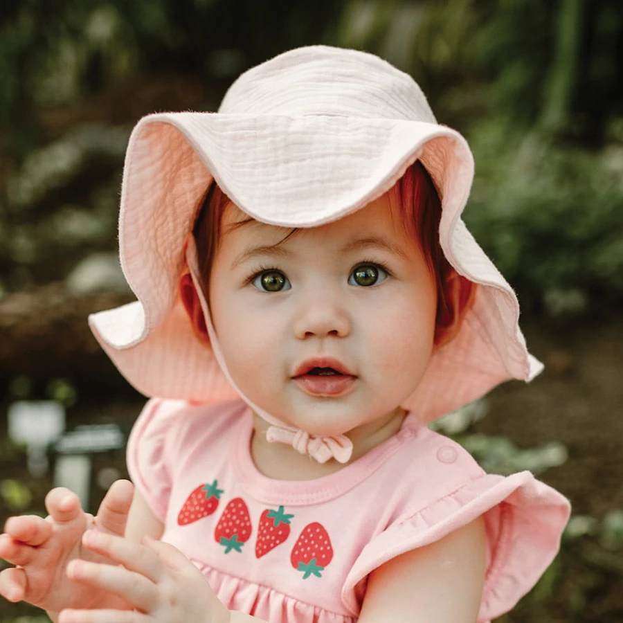 Muslin pink hat with badge